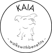Handmade Kultur Logo mit Hundemotiv, das den Namen Kaia und den Slogan 'walkswithbenefits' zeigt, symbolisiert nachhaltige und handgemachte Produkte für Tierliebhaber.