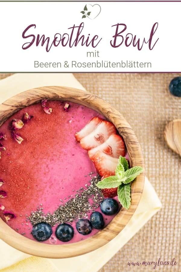 Beeren Smoothie Bowl mit Rosenblütenblättern