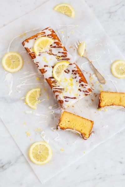 LEMON DRIZZLE CAKE ODER DER WOHL SAFTIGSTE ZITRONENKUCHEN ALLER ZEITEN