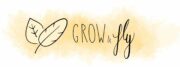 Handgemachte Kultur mit dem Logo GROW & FLY, bestehend aus zwei stilisierten Blättern und handgeschriebenem Schriftzug, symbolisiert nachhaltiges Wachstum und kreative Freiheit.