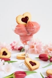 SOMMERLICHES SORBET MIT ADMI-LIKÖRWEIN