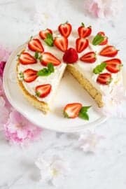 TRES-LECHES-KUCHEN MIT ERDBEEREN & MINZE