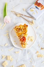 APFELROSENTARTE MIT KÄSEKUCHENFÜLLUNG UND VIVANI