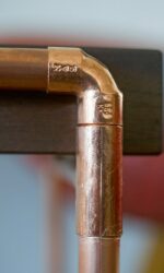 Beistelltisch aus Kupferrohr mit Holzplatte