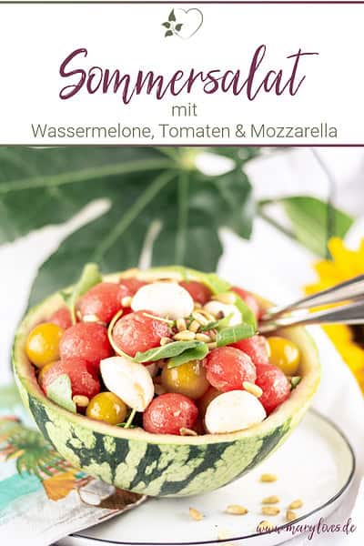 Bunter Sommersalat mit Wassermelone, Tomaten und Mozzarella