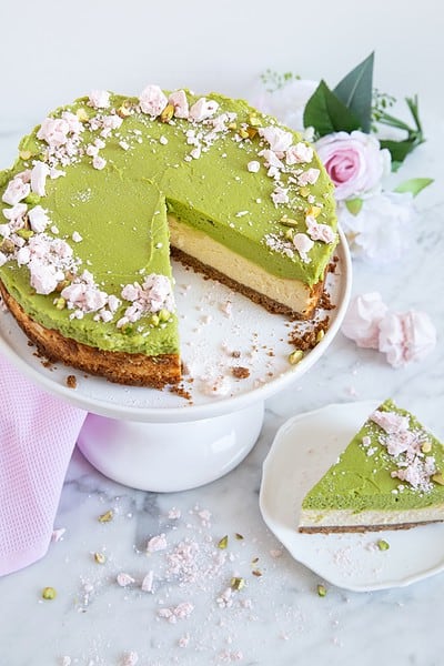 KÄSEKUCHEN MIT PISTAZIENCREME UND KNUSPERBODEN