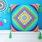 „Boho Dreams“ Häkelkissen mit Quasten im Mustermix