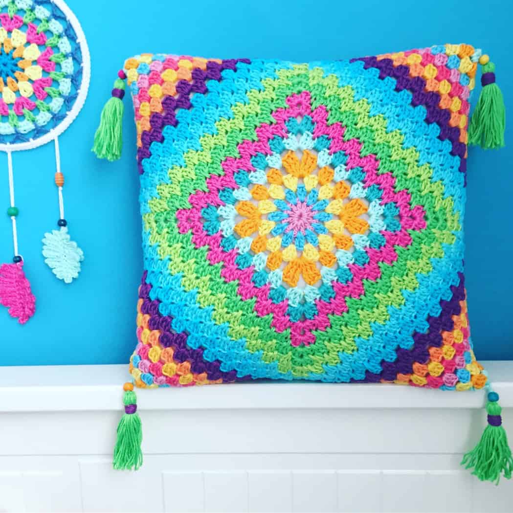 „Boho Dreams“ Häkelkissen mit Quasten im Mustermix