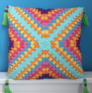 „Boho Dreams“ Häkelkissen mit Quasten im Mustermix