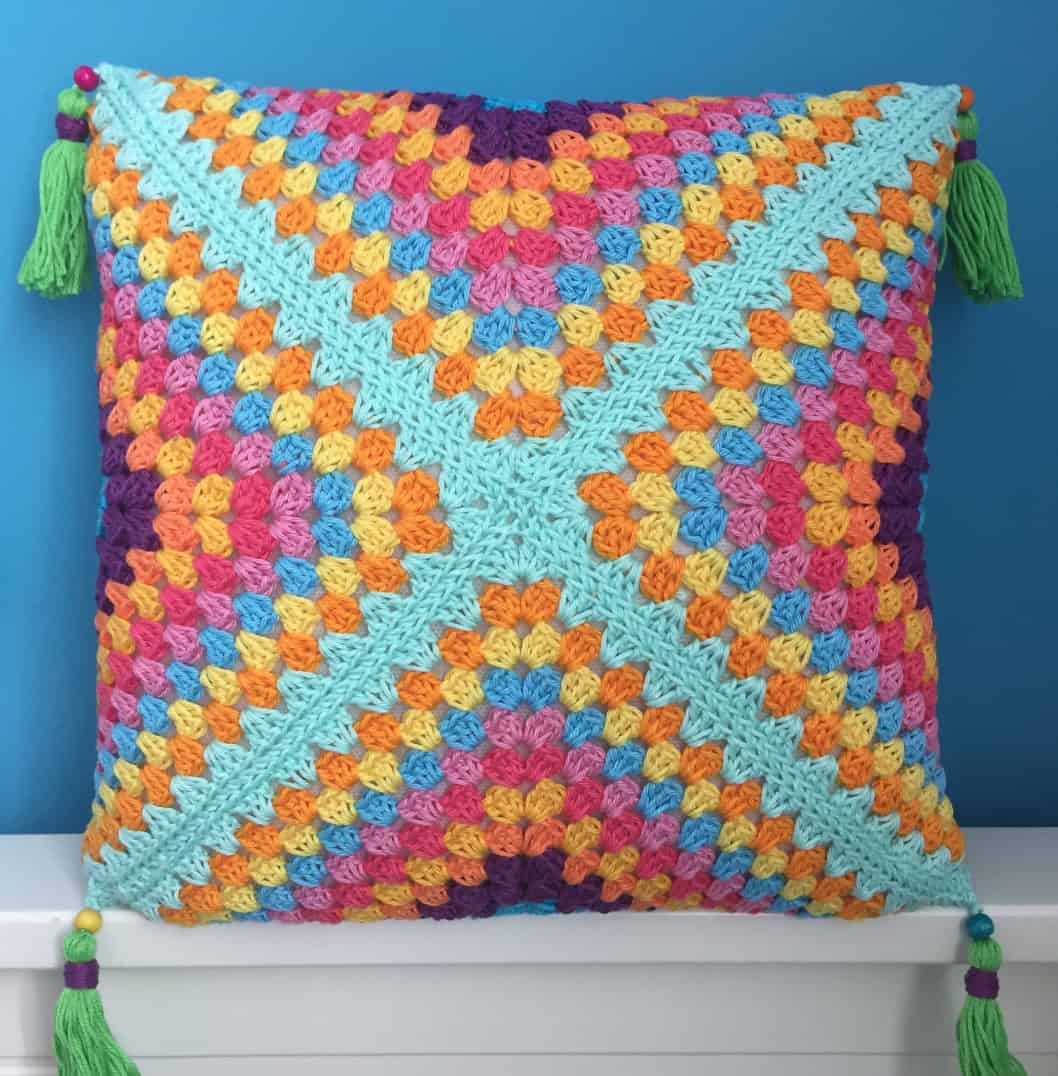 „Boho Dreams“ Häkelkissen mit Quasten im Mustermix