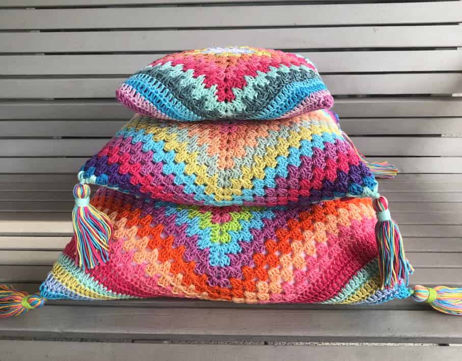 „Boho Dreams“ Häkelkissen mit Quasten im Mustermix