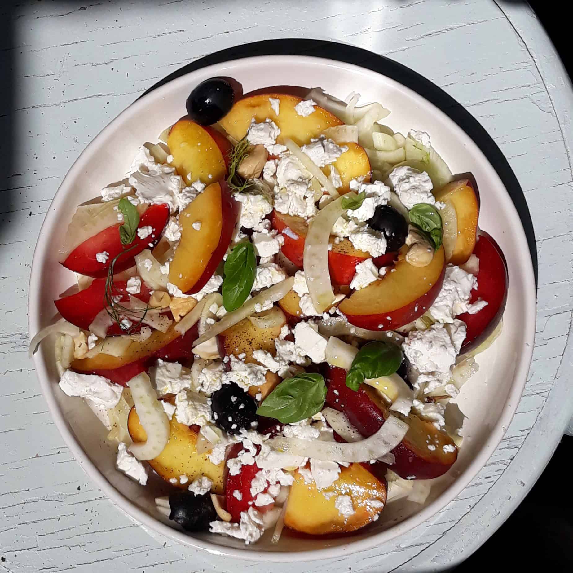 Sommersalat mit Fenchel, Pfirsichen, Pflaumen und Feta