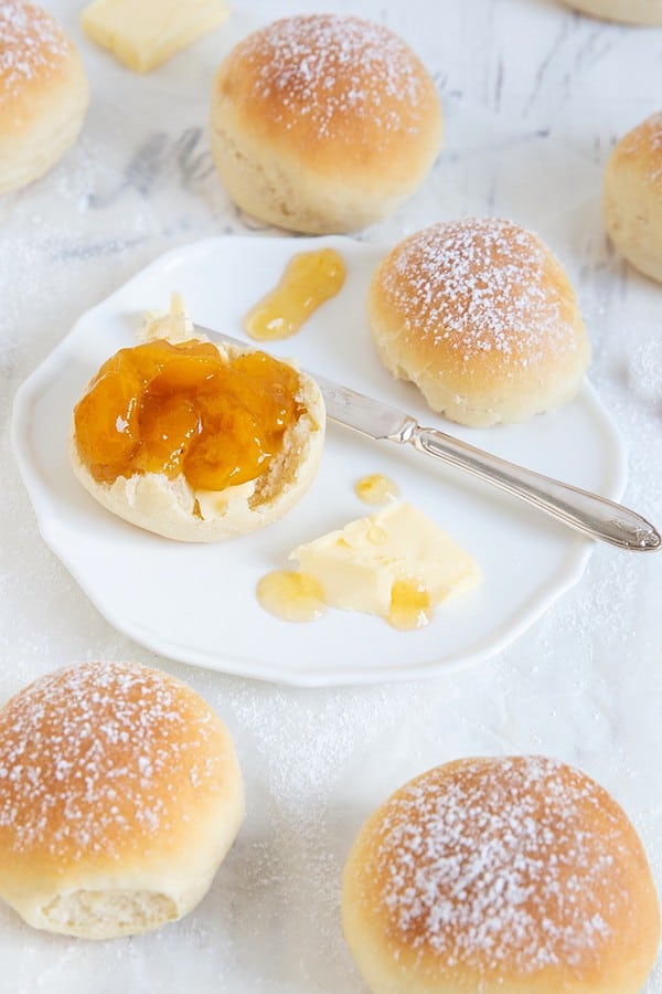 FRÜHSTÜCKS-BRÖTCHEN MIT GESALZENER BUTTER & MIRABELLEN-MARMELADE