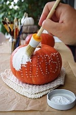 🍂 Happy Herbst mit weißen Kürbissen – Herbstdeko DIY: Kürbisse beschriften und weiß bemalen 🍂