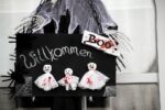 Türschild im Eingangsbereich für Halloween