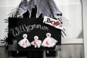 Türschild im Eingangsbereich für Halloween