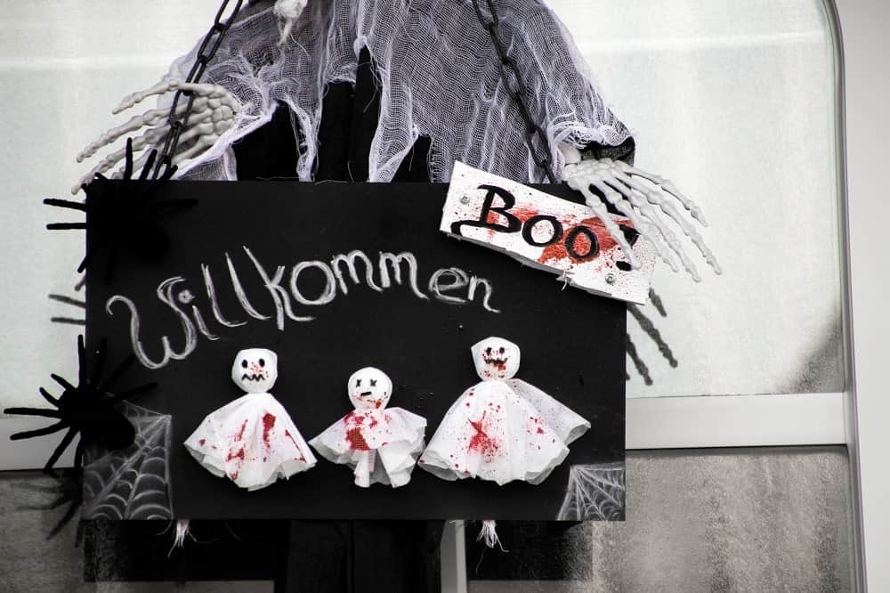 Türschild im Eingangsbereich für Halloween