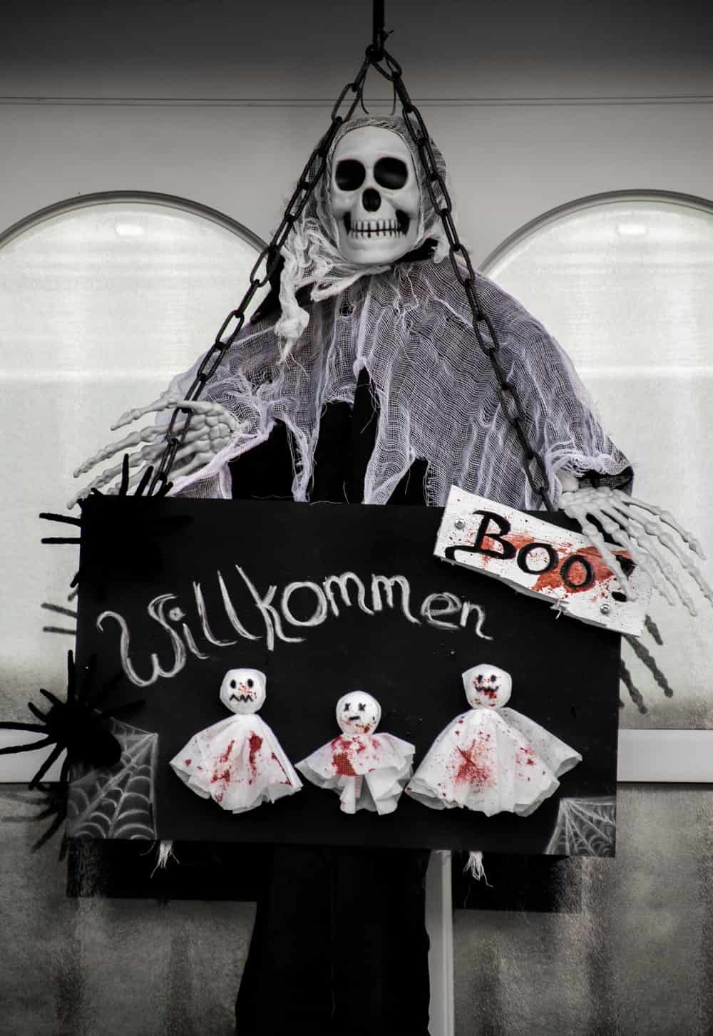 Türschild im Eingangsbereich für Halloween