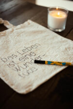 DIY Stoffbeutel gestalten – In 7 einfachen Schritten zur coolen Statement-Tasche mit Freebie