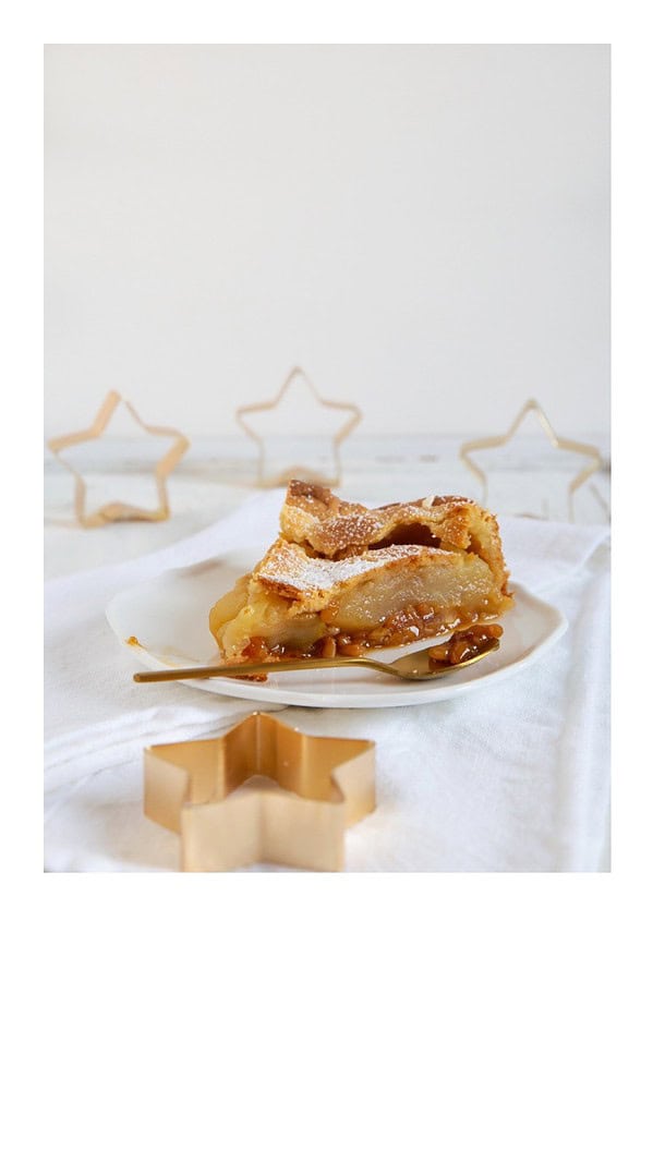 GEDECKTER APFELKUCHEN MIT PINIENKERNEN UND BUTTER-KARAMELL