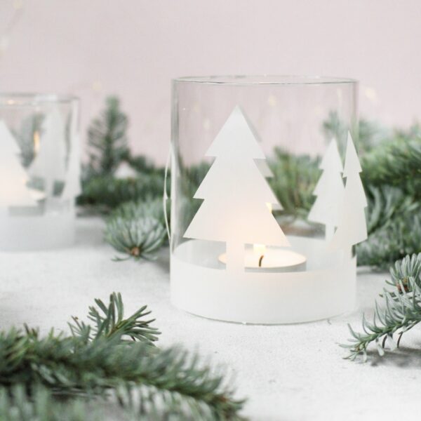 Schlichte Weihnachtsdeko: DIY-Windlicht mit Tannenbäumen inkl. Vorlage zum Ausdrucken