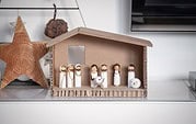 Kindertaugliche Weihnachtskrippe aus Pappe und Holz-Stabfiguren basteln