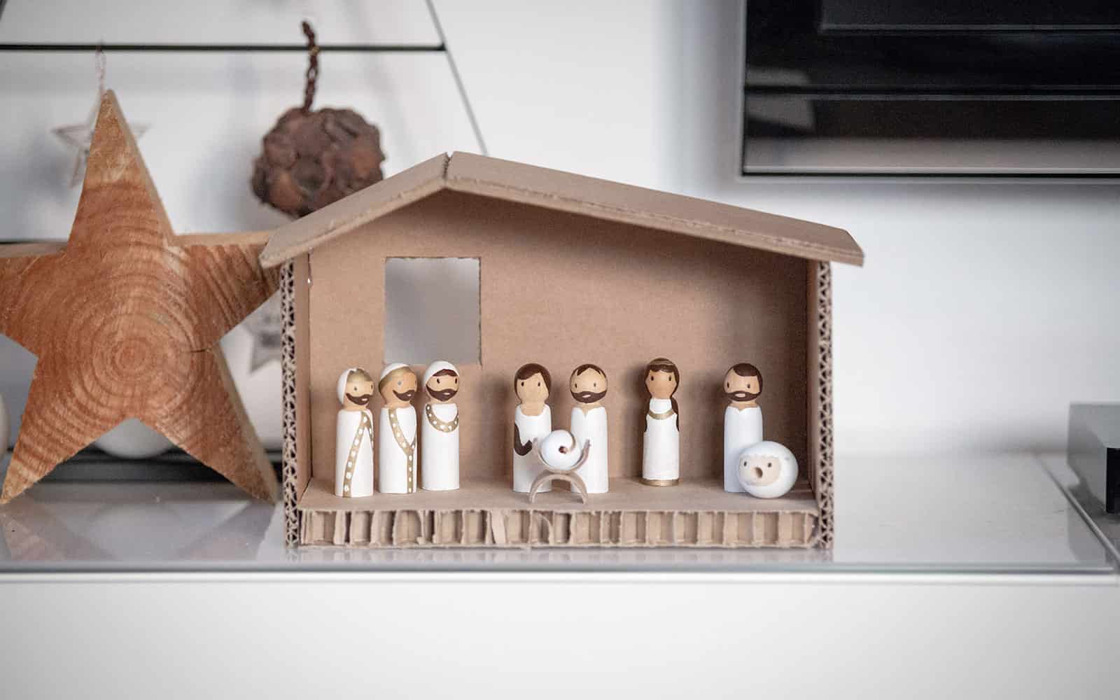 Kindertaugliche Weihnachtskrippe aus Pappe und Holz-Stabfiguren basteln