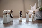 Kindertaugliche Weihnachtskrippe aus Pappe und Holz-Stabfiguren basteln