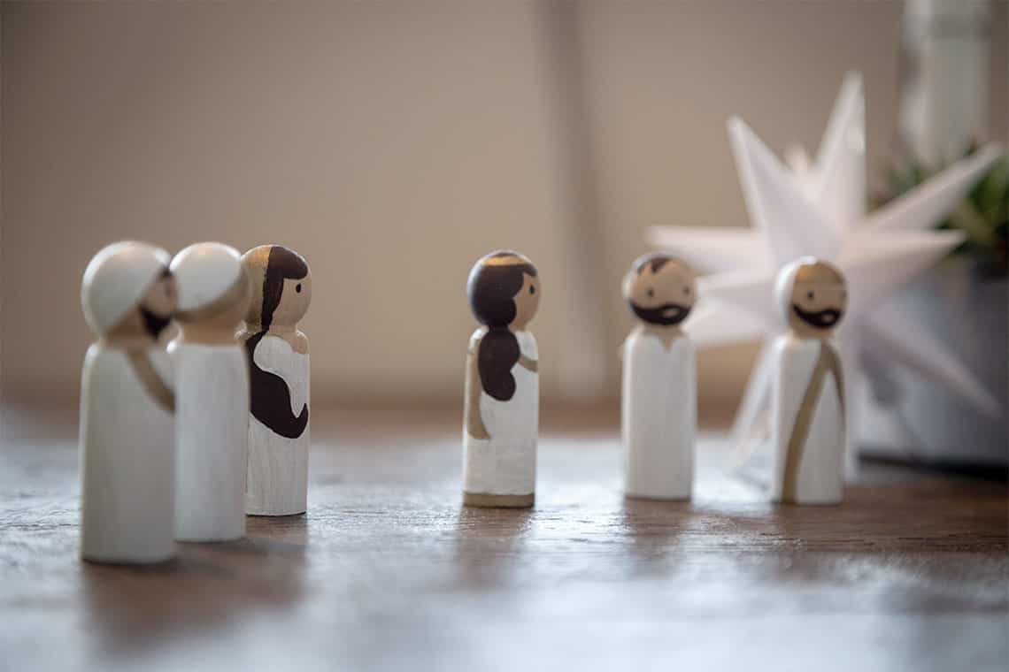Kindertaugliche Weihnachtskrippe aus Pappe und Holz-Stabfiguren basteln