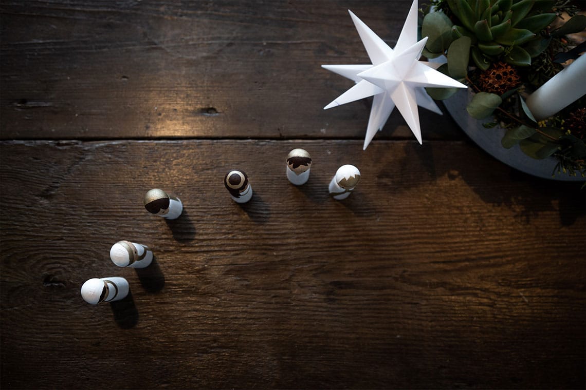 Kindertaugliche Weihnachtskrippe aus Pappe und Holz-Stabfiguren basteln