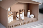 Kindertaugliche Weihnachtskrippe aus Pappe und Holz-Stabfiguren basteln