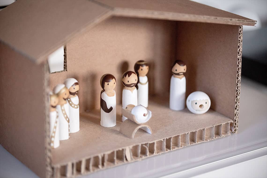 Kindertaugliche Weihnachtskrippe aus Pappe und Holz-Stabfiguren basteln