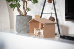 Kindertaugliche Weihnachtskrippe aus Pappe und Holz-Stabfiguren basteln