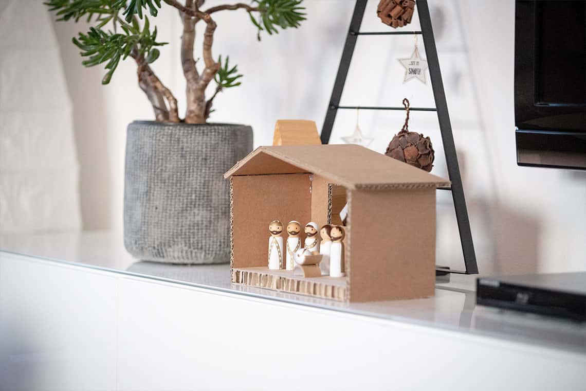 Kindertaugliche Weihnachtskrippe aus Pappe und Holz-Stabfiguren basteln
