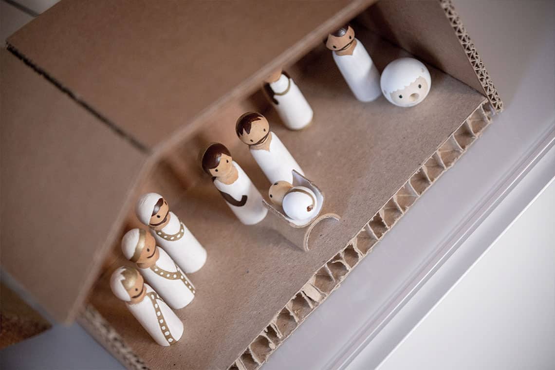 Kindertaugliche Weihnachtskrippe aus Pappe und Holz-Stabfiguren basteln