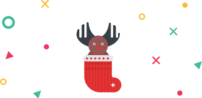 Handgefertigter Rentier-Weihnachtsstrumpf mit rotem Stoff, weißen Sternen und schwarzen Geweihen, ideal für festliche Dekorationen und Weihnachtsstimmung.
