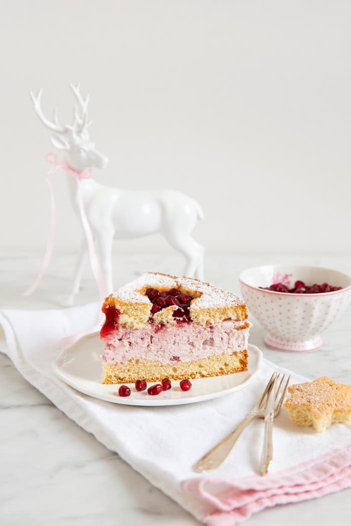 WEIHNACHTSTORTE MIT SPEKULATIUS-BISKUIT, KIRSCHEN & GRANATAPFELKERNEN