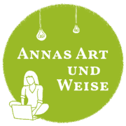 Logo von Annas Art und Weise mit grüner Hintergrundfarbe, einer sitzenden Frau mit Laptop und hängenden Glühbirnen, Fokus auf Handwerkskunst und Kreativität.