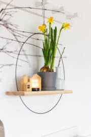 Metallring mal anders – einfache DIY-Deko mit Holzbrett