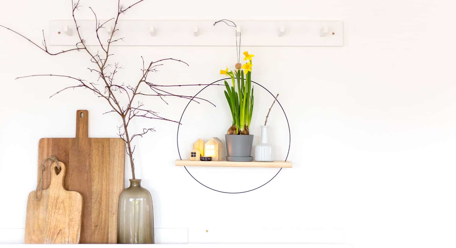 Metallring mal anders – einfache DIY-Deko mit Holzbrett