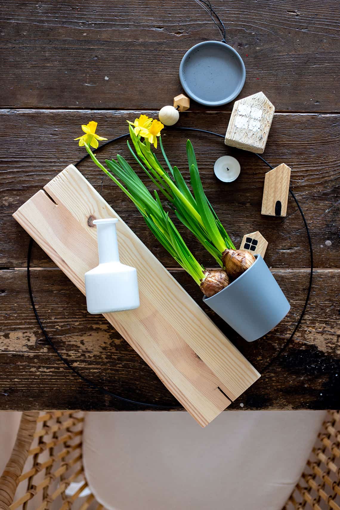 Metallring mal anders – einfache DIY-Deko mit Holzbrett