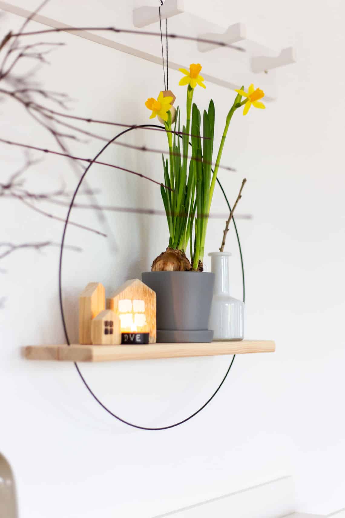 Metallring mal anders – einfache DIY-Deko mit Holzbrett