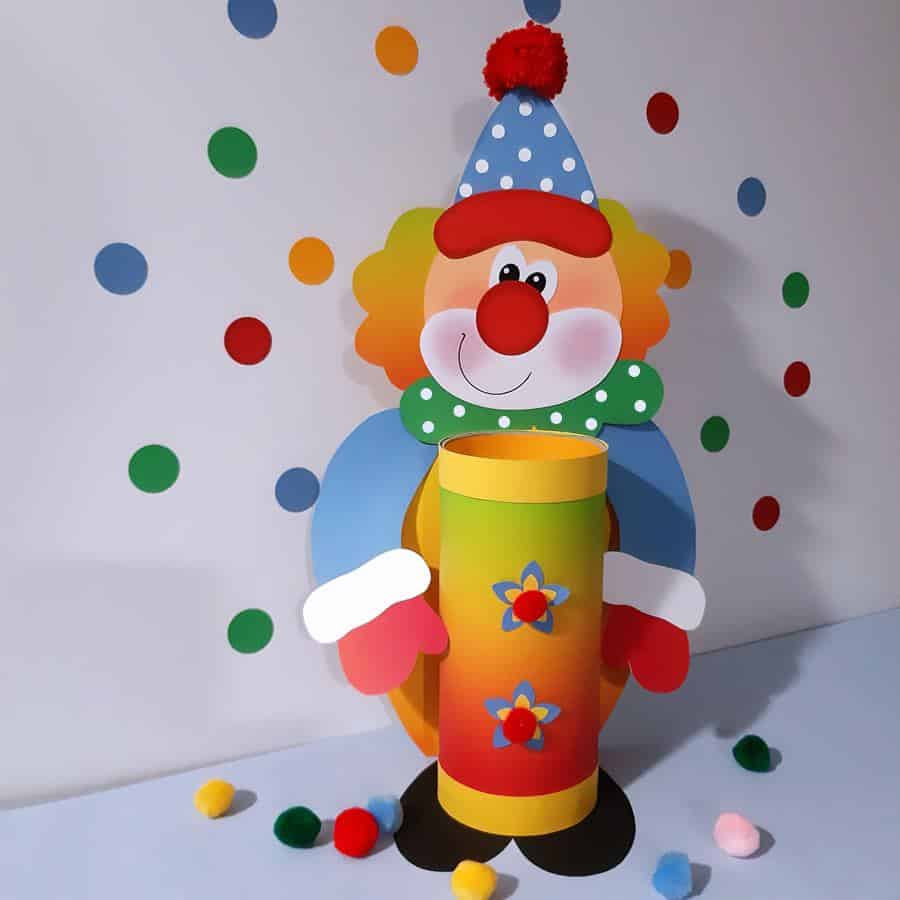 Fasching Ballspiel mit einem Clown