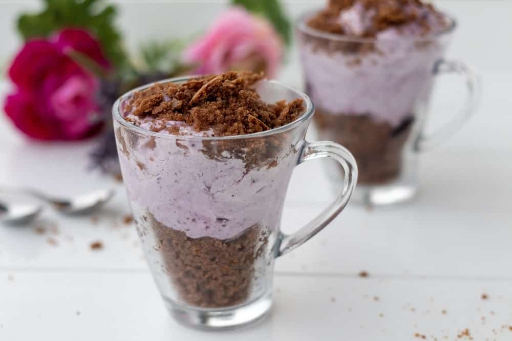 Dessert im Glas mit Blaubeeren