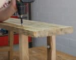 Sitzbank aus einer alten Holzbohle