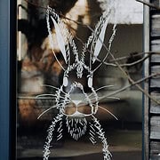 Ostergrüße auf dem Fenster mit Vorlage