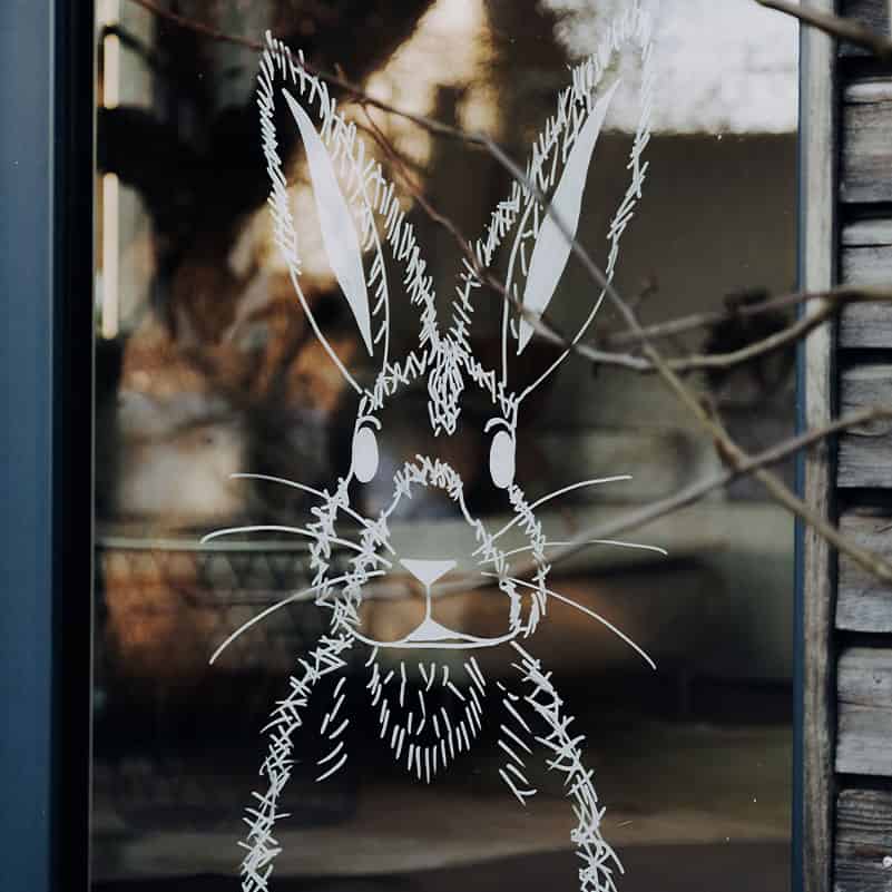 Ostergrüße auf dem Fenster mit Vorlage