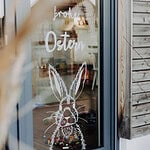Ostergrüße auf dem Fenster mit Vorlage