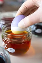 DIY-Anleitung für bunte Dip-Dye-Ostereier