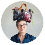Kreative Tragetasche mit Blumenmuster, die von einer Frau getragen wird, ideal für handgemachte Produkte und nachhaltigen Einkauf, bei Handmade Kultur.